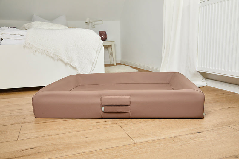 Produktbild für das "AMMI Bed" im AMMI for Dogs Onlineshop. Ein gemütliches orthopädisches Hundebett im Schlafzimmer auf dem Boden.